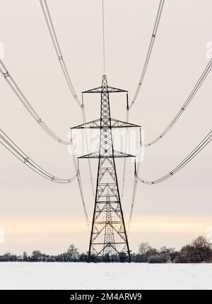 Pylônes d'électricité dans un paysage d'hiver avec de la neige. ROYAUME-UNI Banque D'Images