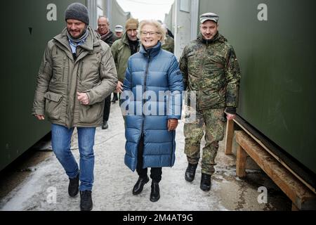 Ne l’est pas, la Slovaquie. 20th décembre 2022. Christine Lambrecht (SPD), ministre fédérale de la Défense, visite les soldats allemands de la Bundeswehr stationnés en Slovaquie à Lest (infanterie de montagne). Les soldats allemands en Slovaquie, qui bordent directement l'Ukraine, font partie de la Force opérationnelle de défense contre les missiles aériens et du groupement tactique multinational de l'OTAN. Credit: Kay Nietfeld/dpa/Alay Live News Banque D'Images