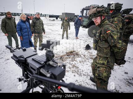 Ne l’est pas, la Slovaquie. 20th décembre 2022. Christine Lambrecht (SPD), ministre fédérale de la Défense, visite les soldats allemands de la Bundeswehr stationnés en Slovaquie à Lest (infanterie de montagne). Les soldats allemands en Slovaquie, qui bordent directement l'Ukraine, font partie de la Force opérationnelle de défense contre les missiles aériens et du groupement tactique multinational de l'OTAN. Credit: Kay Nietfeld/dpa/Alay Live News Banque D'Images
