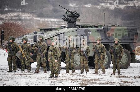 Ne l’est pas, la Slovaquie. 20th décembre 2022. Les soldats allemands stationnés en Slovaquie (troupes de montagne) se tiennent près du porte-troupes blindé Boxer au camp de campagne de Lest. Les soldats allemands en Slovaquie, qui bordent directement l'Ukraine, font partie de la Force opérationnelle de défense contre les missiles aériens et du groupement tactique multinational de l'OTAN. Credit: Kay Nietfeld/dpa/Alay Live News Banque D'Images