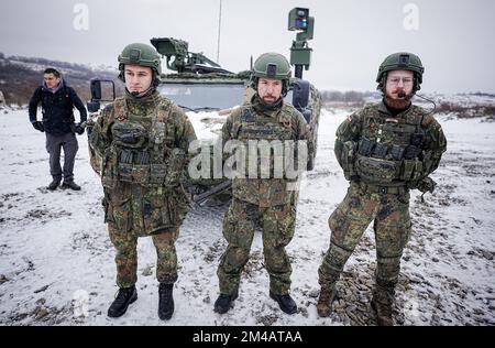Ne l’est pas, la Slovaquie. 20th décembre 2022. Des soldats allemands stationnés en Slovaquie (troupes de montagne) se tiennent près du véhicule de reconnaissance Fennek au camp de campagne de Lest. Les soldats allemands en Slovaquie, qui bordent directement l'Ukraine, font partie de la Force opérationnelle de défense contre les missiles aériens et du groupe de combat multinational de l'OTAN. Credit: Kay Nietfeld/dpa/Alay Live News Banque D'Images