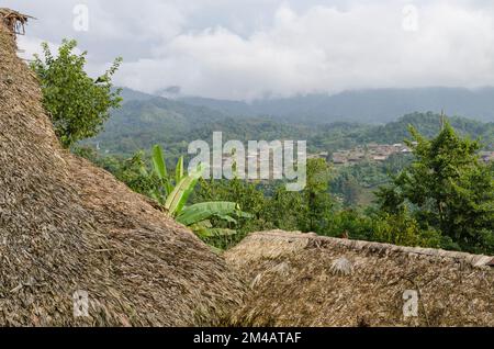 Le village Kombo de l'Adi Gallo-Tribe est pittoresque dans les collines de l'Arunachal Pradesh Banque D'Images