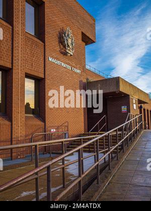 Tribunal des magistrats de Peterborough dans le centre de Peterborough, Royaume-Uni. Achevé en 1978 dans un style brutaliste en brique. Les tribunaux judiciaires de Peterborough. Banque D'Images