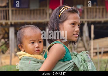 Enfants de l'Adi Gallo-Tribe dans le village de Kombo prenant soin l'un de l'autre Banque D'Images