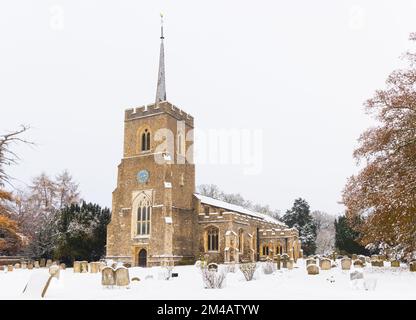 Église traditionnelle du village anglais couverte de neige. Église de St Andrews, beaucoup Hadham, Hertfordshire. ROYAUME-UNI Banque D'Images