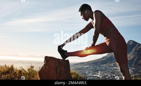 Fitness, femme montagneuse et noire qui étire les jambes pour commencer l'entraînement, la course à pied et l'entraînement de marathon. Sports, exercice et rayons X du genou de la femme Banque D'Images