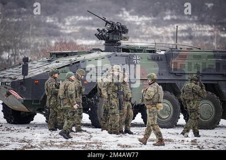 Ne l’est pas, la Slovaquie. 20th décembre 2022. Les soldats allemands stationnés en Slovaquie (troupes de montagne) se tiennent près du porte-troupes blindé Boxer au camp de campagne de Lest. Les soldats allemands en Slovaquie, qui bordent directement l'Ukraine, font partie de la Force opérationnelle de défense contre les missiles aériens et du groupement tactique multinational de l'OTAN. Credit: Kay Nietfeld/dpa/Alay Live News Banque D'Images