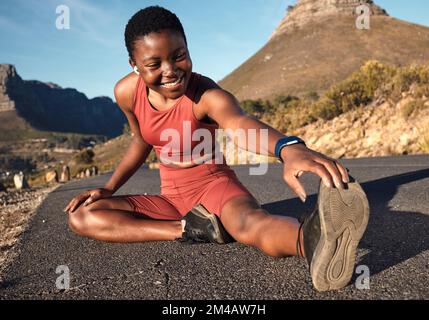 Jambes étirements, fitness et femme noire dans la rue pour l'entraînement de santé, le sport et le sourire de course à pied. Heureux, réchauffez-vous et coureur africain sur la route Banque D'Images