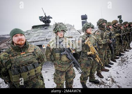 Ne l’est pas, la Slovaquie. 20th décembre 2022. Les soldats allemands stationnés en Slovaquie (troupes de montagne) se tiennent près du porte-troupes blindé Boxer au camp de campagne de Lest. Les soldats allemands en Slovaquie, qui bordent directement l'Ukraine, font partie de la Force opérationnelle de défense contre les missiles aériens et du groupement tactique multinational de l'OTAN. Credit: Kay Nietfeld/dpa/Alay Live News Banque D'Images