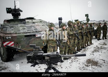 Ne l’est pas, la Slovaquie. 20th décembre 2022. Les soldats allemands stationnés en Slovaquie (troupes de montagne) se tiennent près du porte-troupes blindé Boxer au camp de campagne de Lest. Les soldats allemands en Slovaquie, qui bordent directement l'Ukraine, font partie de la Force opérationnelle de défense contre les missiles aériens et du groupe de combat multinational de l'OTAN. Credit: Kay Nietfeld/dpa/Alay Live News Banque D'Images