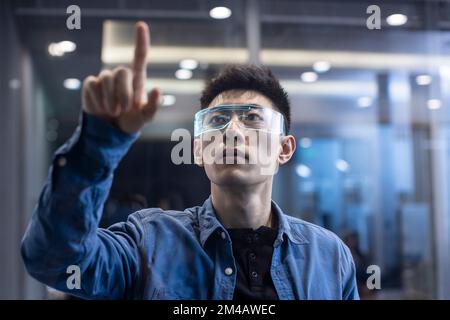 Jeune homme chinois portant des lunettes futuristes Banque D'Images