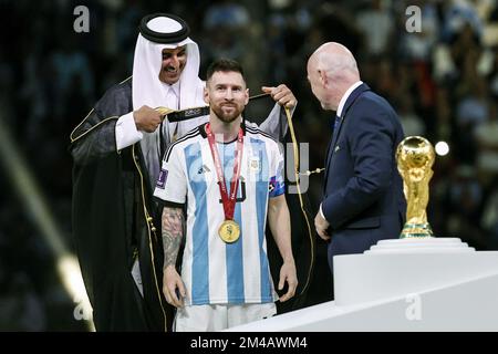 AL DAAYEN - (LR) Emir du Qatar le cheikh Tamim bin Hamad Al Thani donne un bishort à Lionel Messi de l'Argentine et au Président de la FIFA Gianni Infantino lors de la coupe du monde de la FIFA, Qatar 2022 final match entre l'Argentine et la France au stade Lusail sur 18 décembre 2022 à Al Dayen, Qatar. AP | hauteur néerlandaise | MAURICE DE PIERRE Banque D'Images