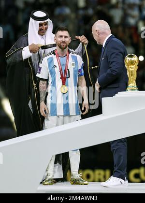 AL DAAYEN - (LR) Emir du Qatar le cheikh Tamim bin Hamad Al Thani donne un bishort à Lionel Messi de l'Argentine et au Président de la FIFA Gianni Infantino lors de la coupe du monde de la FIFA, Qatar 2022 final match entre l'Argentine et la France au stade Lusail sur 18 décembre 2022 à Al Dayen, Qatar. AP | hauteur néerlandaise | MAURICE DE PIERRE Banque D'Images