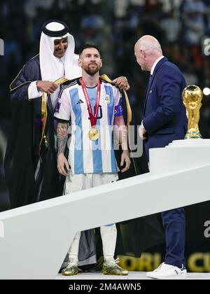 AL DAAYEN - (LR) Emir du Qatar le cheikh Tamim bin Hamad Al Thani donne un bishort à Lionel Messi de l'Argentine et au Président de la FIFA Gianni Infantino lors de la coupe du monde de la FIFA, Qatar 2022 final match entre l'Argentine et la France au stade Lusail sur 18 décembre 2022 à Al Dayen, Qatar. AP | hauteur néerlandaise | MAURICE DE PIERRE Banque D'Images