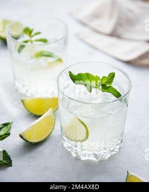 deux verres de mojito de limonade avec des tranches de lime et de menthe sur fond blanc . Gros plan Banque D'Images