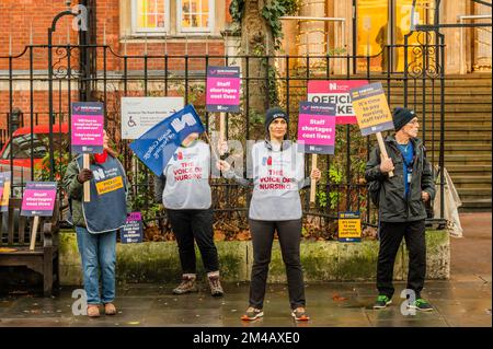 Londres, Royaume-Uni. 20th décembre 2022. Une ligne de piquetage d'infirmières à l'extérieur de l'hôpital Royal Marsden dans le cadre de la MRC a organisé une grève sur la rémunération des infirmières. Crédit : Guy Bell/Alay Live News Banque D'Images