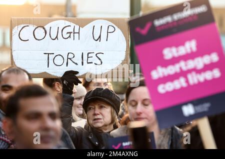 Nottingham, Nottinghamshire, Royaume-Uni. 20th décembre 2022. Les infirmières se tiennent sur une ligne de piquetage à l'extérieur du centre médical de QueenÕs après que les infirmières en Angleterre, au pays de Galles et en Irlande du Nord ont commencé la deuxième des deux grèves d'une journée sur la rémunération. Credit Darren Staples/Alay Live News. Banque D'Images