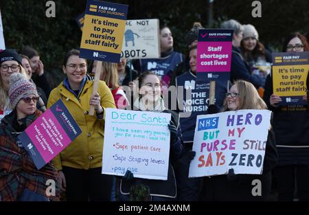 Nottingham, Nottinghamshire, Royaume-Uni. 20th décembre 2022. Les infirmières se tiennent sur une ligne de piquetage à l'extérieur du centre médical de QueenÕs après que les infirmières en Angleterre, au pays de Galles et en Irlande du Nord ont commencé la deuxième des deux grèves d'une journée sur la rémunération. Credit Darren Staples/Alay Live News. Banque D'Images