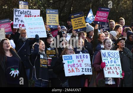 Nottingham, Nottinghamshire, Royaume-Uni. 20th décembre 2022. Les infirmières se tiennent sur une ligne de piquetage à l'extérieur du centre médical de QueenÕs après que les infirmières en Angleterre, au pays de Galles et en Irlande du Nord ont commencé la deuxième des deux grèves d'une journée sur la rémunération. Credit Darren Staples/Alay Live News. Banque D'Images