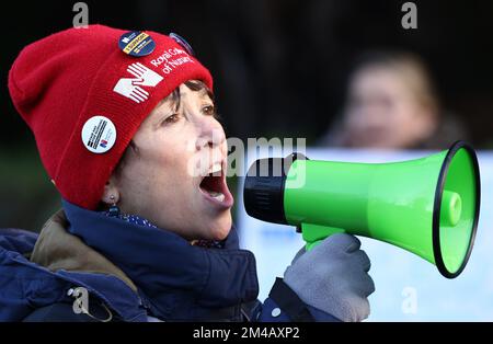 Nottingham, Nottinghamshire, Royaume-Uni. 20th décembre 2022. Une infirmière se tient sur une ligne de piquetage à l'extérieur du centre médical de QueenÕs après que les infirmières en Angleterre, au pays de Galles et en Irlande du Nord ont commencé la deuxième des deux grèves d'une journée sur la rémunération. Credit Darren Staples/Alay Live News. Banque D'Images