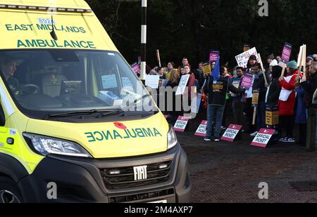 Nottingham, Nottinghamshire, Royaume-Uni. 20th décembre 2022. Une ambulance est conduite devant des infirmières qui se tiennent sur une ligne de piquetage à l'extérieur du centre médical de QueenÕs après que les infirmières en Angleterre, au pays de Galles et en Irlande du Nord ont commencé la deuxième des deux grèves d'une journée sur la paie. Credit Darren Staples/Alay Live News. Banque D'Images