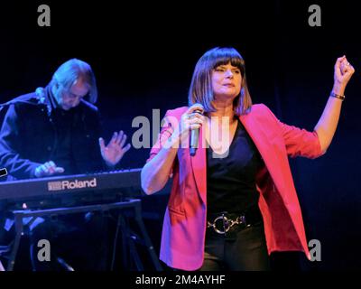 Teatro Corallo, Bardolino (VR), Italie, 10 décembre 2022, Silvia Mezzanotte e Roberto Pagani pendant Carlo Marrale e Silvia Mezzanotte - la nostra St Banque D'Images