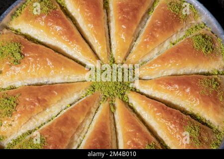 Dessert turc traditionnel antep baklava avec pistache, ramadan ou desserts de vacances en plateau Banque D'Images