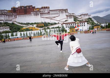 Deux jeunes filles chinoises posent pour une photo devant le Palais Potala, un site classé au patrimoine de l'UNESCO, à Lhassa. Région autonome du Tibet. Chine. Banque D'Images