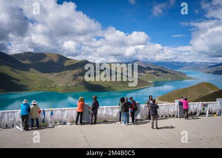 Point de vue sur le lac Yamdrok au sud-ouest de Lhassa. Région autonome du Tibet. Chine. Banque D'Images