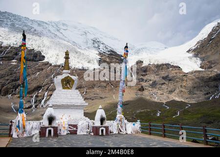 Grand stupa blanc en face de Karo la Glacier. Région autonome du Tibet. Chine. Banque D'Images