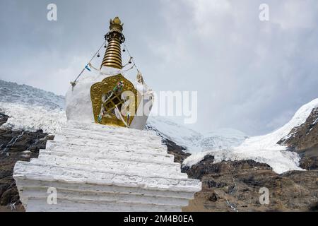 Grand stupa blanc en face de Karo la Glacier. Région autonome du Tibet. Chine. Banque D'Images