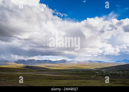 Vue sur le plateau tibétain avec des montagnes enneigées en arrière-plan. Région autonome du Tibet. Chine. Banque D'Images