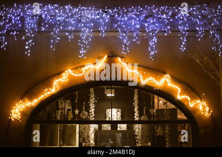 STRASBOURG, FRANCE - décembre 2015 - Boutique de cadeaux avec décorations et illuminations de Noël Banque D'Images