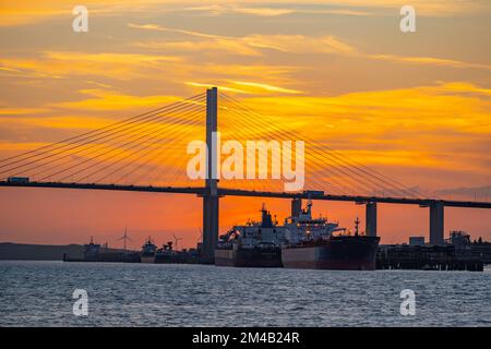 Le pont de Dartford traverse la Tamise au coucher du soleil Banque D'Images