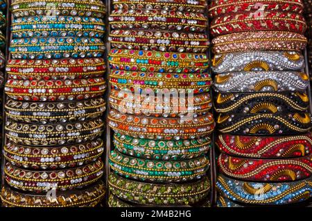 Les bracelets de verre et les bracelets indiens ont eu beaucoup de significations et de mythes intéressants qui les entourent Banque D'Images