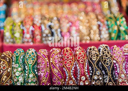 Les bracelets de verre et les bracelets indiens ont eu beaucoup de significations et de mythes intéressants qui les entourent Banque D'Images