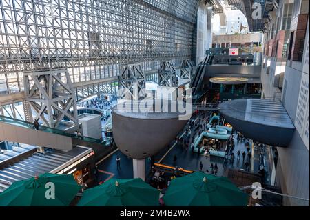 Kyoto, Japon, 29 décembre 2019. Vue intérieure du hall central de la gare de Kyoto, un bâtiment célèbre pour son architecture moderne. Banque D'Images