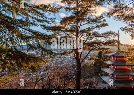 Les derniers rayons du soleil couchant illuminant le mont Fuji et le Churito Pagode sur une après-midi d'hiver de décembre. Banque D'Images