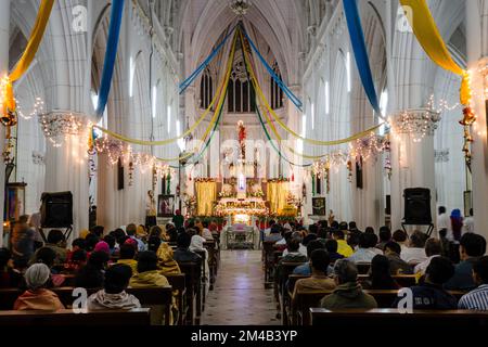 À l'intérieur de St. Cathédrale de Philomenas à la veille de Noël à Mysore. Mysore , Inde Banque D'Images