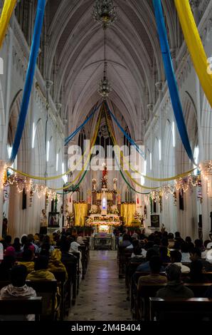 À l'intérieur de St. Cathédrale de Philomenas à la veille de Noël à Mysore. Mysore , Inde Banque D'Images