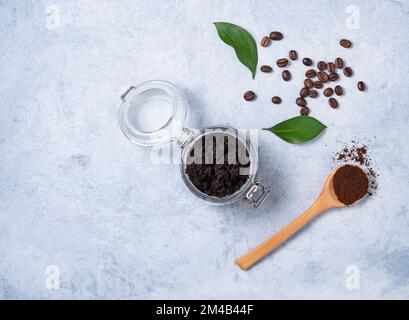 Concept à base d'ingrédients naturels pour un gommage à la maison avec grains de café et poudre de café sur fond bleu. Soins du corps pour la peau. Vue de dessus et Banque D'Images