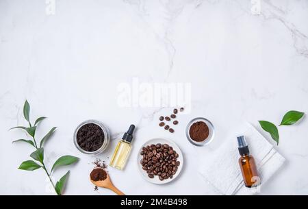 Flat Lay avec des ingrédients naturels pour le corps de l'huile de gommage du café à la maison. Soins du corps pour la peau. Vue de dessus et espace de copie Banque D'Images