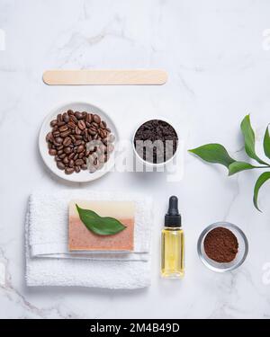 Concept spa plat avec gommage au café naturel, huile d'olive et savon. Soins du corps pour la peau. Vue de dessus et espace de copie Banque D'Images