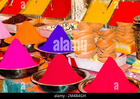 Des tas de poudre de colorant sont vendus sur le marché local de Mysore Banque D'Images