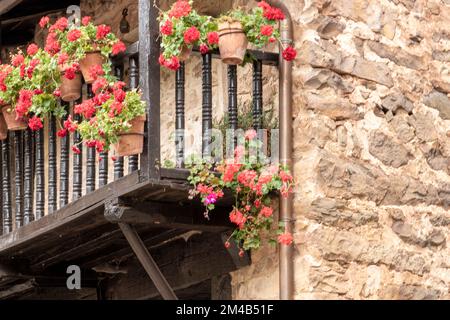 Maisons en pierre et rues étroites dans un village de montagne dans le nord de l'Espagne. Le maire de Barcena. Banque D'Images