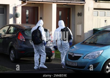 NOTE: Numéro de maison et numéro de rue pixelated par PA Media Picture Desk les officiers judiciaires entrent dans une propriété dans la zone Silverwood Green de Lurgan, comté d'Armagh, après la mort suspecte d'une femme. Un homme dans ses 30s ans a été arrêté pour meurtre, a déclaré PSNI. Date de la photo: Mardi 20 décembre 2022. Banque D'Images