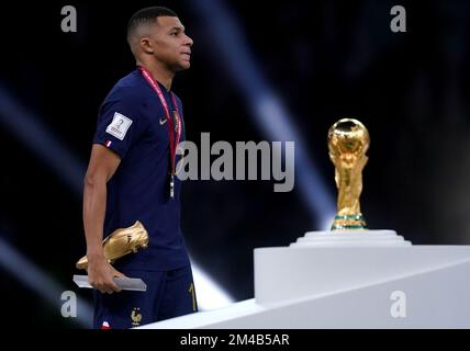 Vainqueur du Golden Boot, Kylian Mbappe, en France, est battu lorsqu'il passe devant le Trophée de la coupe du monde de la FIFA, après avoir subi une défaite en Argentine lors de la finale de la coupe du monde de la FIFA au stade Lusail, au Qatar. Date de la photo: Dimanche 18 décembre 2022. Banque D'Images