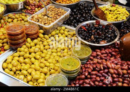 Cuisine israélienne au marché de Mahane Yehuda (ou shuk) à Jérusalem. Diverses olives. Banque D'Images