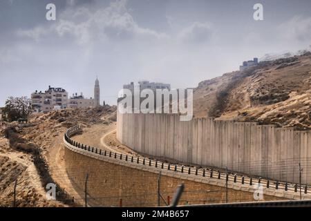 Mur en béton Green Line séparant Israël et la Palestine. Mur de sécurité également connu sous le nom de barrière de Cisjordanie. Périphérie de Jérusalem. Banque D'Images