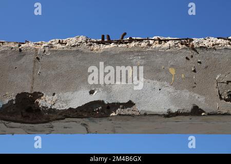 Dégâts causés par l'écaillage du béton armé dans des conditions humides et salées en bord de mer. Le problème des infrastructures en Israël : les dégâts du béton rouillé. Banque D'Images